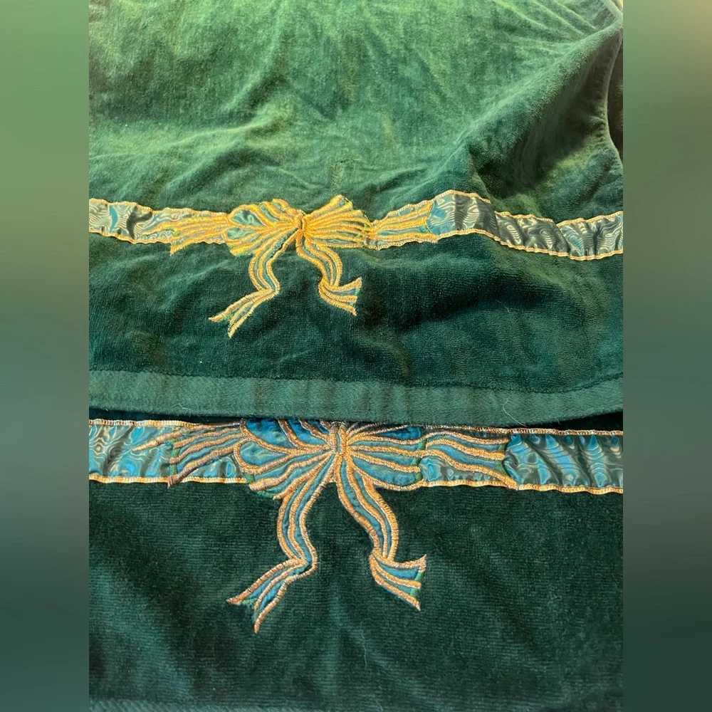 Luxurious Green Velvet Holiday Towels with Embroidered Bow